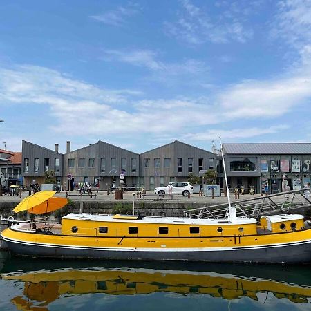 Une Peniche Dans Le Bassin A Flot Du Vieux Port La Rochelle  Exterior foto