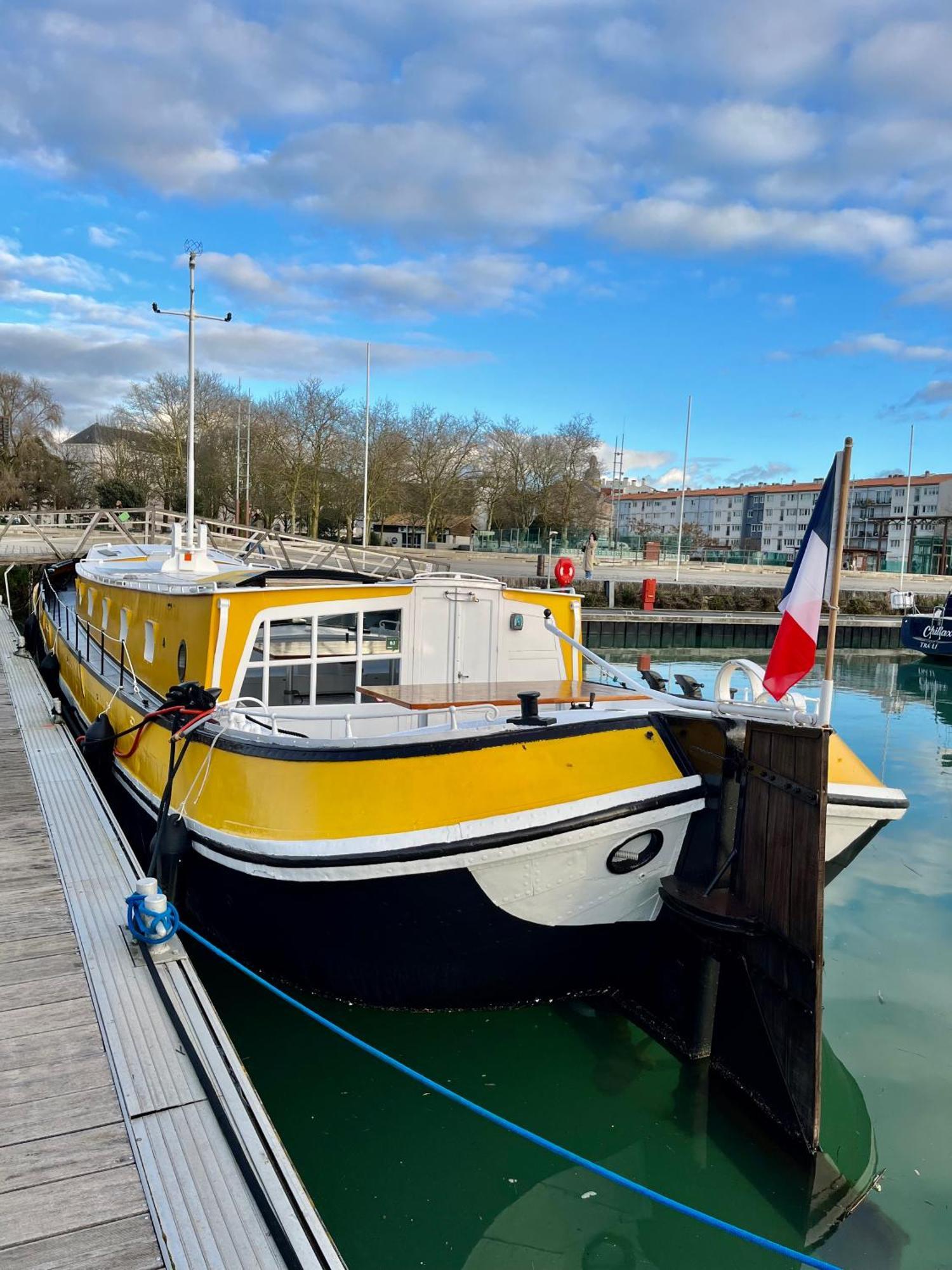Une Peniche Dans Le Bassin A Flot Du Vieux Port La Rochelle  Exterior foto